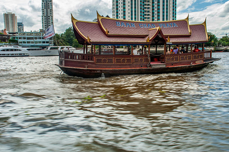 一艘古老的稻船，为酒店旅客的穿梭船而建造。