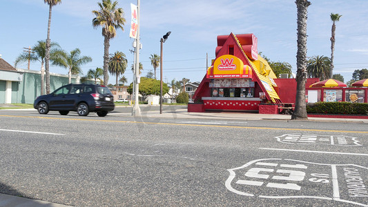 Wienerschnitzel 热狗快餐在太平洋海岸高速公路 1，美国加利福尼亚州历史悠久的 101 号公路上。