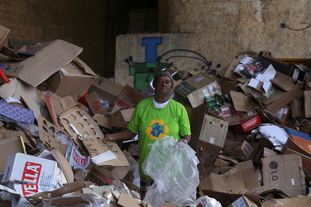 垃圾收集分类摄影照片_从事材料回收工作的黑人妇女