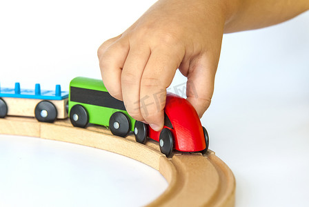一个孩子在玩木头火车。