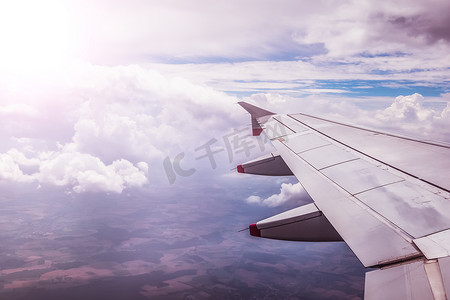 广告窗口摄影照片_飞机机翼通过飞机窗口。