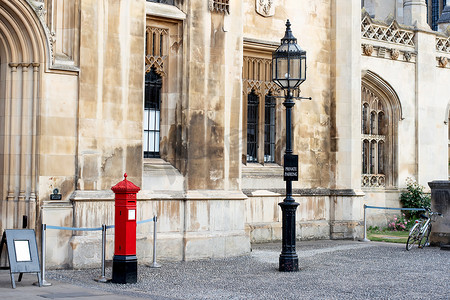 英国老建筑的传统邮筒和路灯前