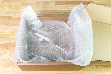 保护产品盒中的气泡膜盖水玻璃