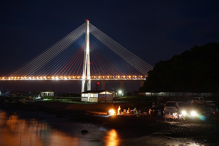 夜景与俄罗斯桥的景色。