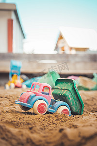 童年沙盒概念：塑料玩具卡车的特写