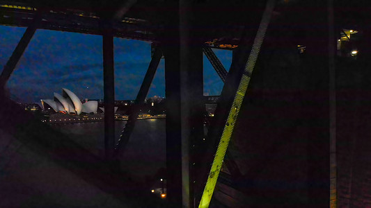 夜间从悉尼海港大桥的无人机鸟瞰图