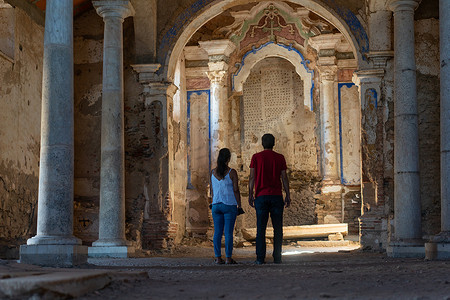 特茹摄影照片_Juromenha 的白人夫妇放弃了葡萄牙阿连特茹废墟中的城堡教堂内部