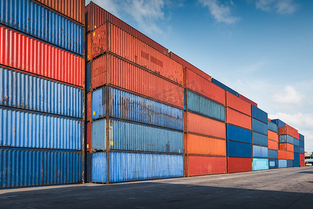 商品云集摄影照片_海港集装箱货船进出口、集装箱物流业货物运输。