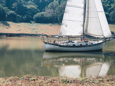 划船小船摄影照片_帆船游艇帆船小船船在池塘湖