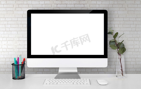 电脑样机极简摄影照片_样机显示屏幕空白计算机在桌子上与白墙、办公室和工作区、显示器与空、办公室和工作场所在房间、复制空间、现代和极简主义、室内、创意和装饰。