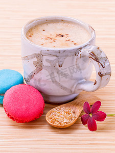 法国五颜六色的蛋白杏仁饼干和一杯咖啡。 