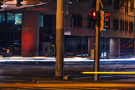 凡是过往皆为序章摄影照片_在夜间街道上从过往的汽车和红绿灯上剥离