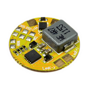圆形实心摄影照片_带电感线圈和表面贴装元件的黄色圆形 LED 驱动器 PCB 板