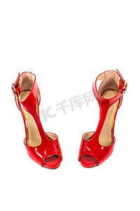 红色漆皮鞋跟凉鞋
