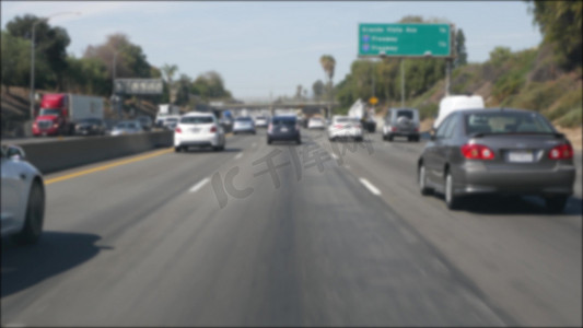 在美国加利福尼亚州洛杉矶的城际高速公路上行驶。