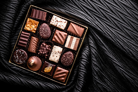 礼盒中的瑞士巧克力、瑞士巧克力店用黑巧克力和牛奶有机巧克力制成的各种豪华果仁糖、作为节日礼物的甜点食品和高级糖果品牌