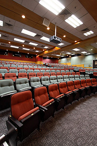 一所大学的演讲厅里有五颜六色的椅子