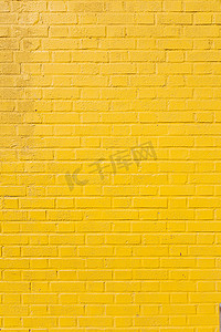 黄色彩绘砖墙的垂直部分