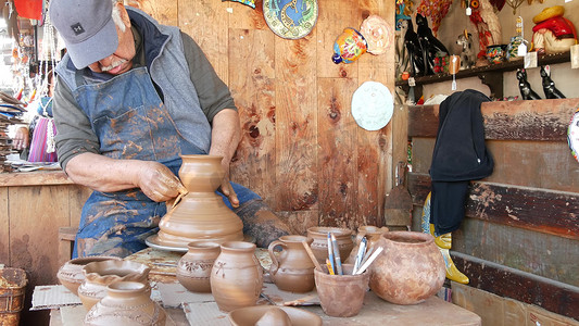 美国加利福尼亚州圣地亚哥 — 2020 年 1 月 5 日：在墨西哥旧城区工作的陶工，陶轮上的生粘土。