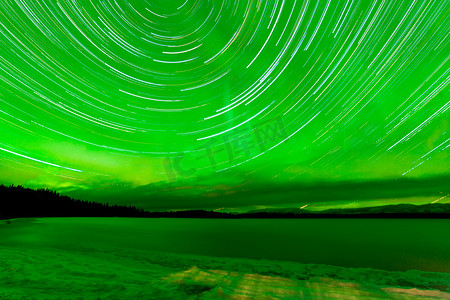 极光线条摄影照片_Startrails Aurora borealis frozen Lake Laberge