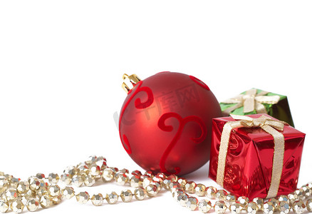 “圣诞礼盒、球和珠宝”