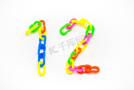 1 和 2 数字，由 Colorful Plastic Chain 创建