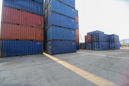 工头摄影照片_工头控制从货运船上装载集装箱箱以供进出口。