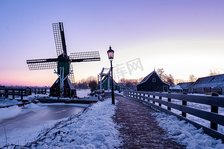 风车雪摄影照片_Zaanse Schans 风车村冬季雪景，雪覆盖的木制历史风车 Zaanse Schans Netherlands Holland