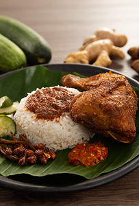 Nasi Kukus 通常包括刚蒸好的米饭和香脆的炸鸡
