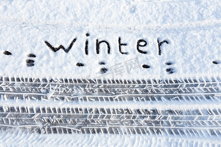 word摄影照片_Word 冬天和雪中的轮胎痕迹