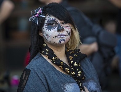 dia摄影照片_Dia De Los Muertos 化妆的年轻女子