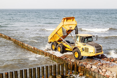 在海边建造防波堤期间的重型卡车