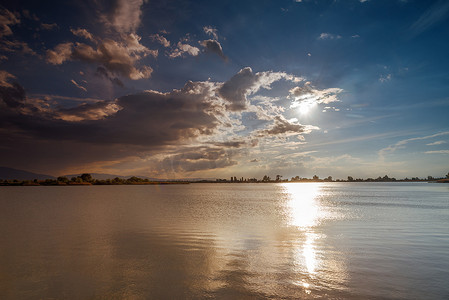 巴拉顿湖摄影照片_鸟瞰图，夕阳下的巴拉顿湖