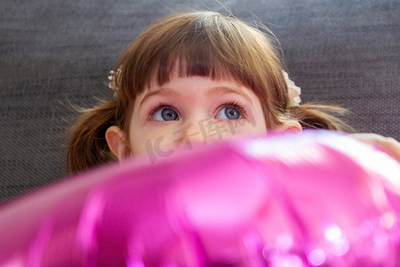 紫色气球摄影照片_掩藏在紫色气球后的女婴
