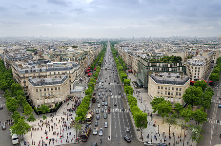 从巴黎凯旋门看香榭丽舍大街