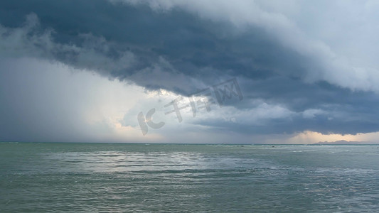 在潮湿的雨季，泰国苏梅岛的沙质海岸挥舞着蓝色的大海。