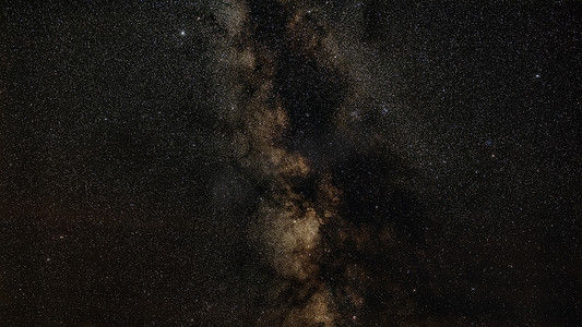 夜空中，天鹰座和盾牌座周围的许多星星与银河系可见。