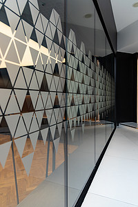 党史长廊摄影照片_长廊上贴着小三角贴的高玻璃墙
