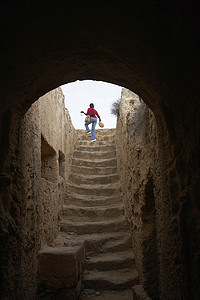 塞浦路斯帕福斯国王墓中爬楼梯的女人