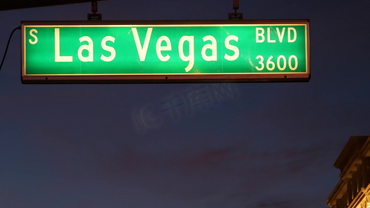 道名摄影照片_Fabulos 拉斯维加斯，美国罪恶之城 The Strip 上闪闪发光的交通标志。