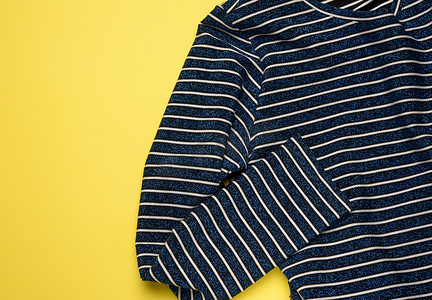 黄色背景中的蓝色条纹纺织女式夹克