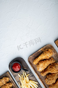 韩国炸鸡摄影照片_白色背景的韩国烤肉炸鸡，顶视图，带复制空间