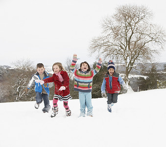 一群孩子在白雪皑皑的乡村玩得开心
