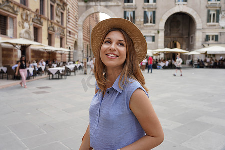 时尚的年轻女性在她的欧洲文化之旅中参观意大利维罗纳市。