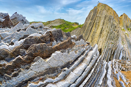 陡峭倾斜的 Flysch 层，西班牙巴斯克海岸联合国教科文组织世界地质公园