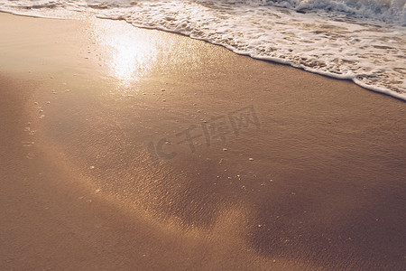 在热带清洁的夏季，带复制空间的沙子和海水飞溅的顶部视图。
