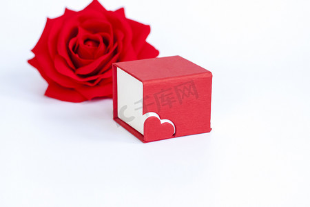 装饰用一颗心和一朵玫瑰在白色背景上的红色框。
