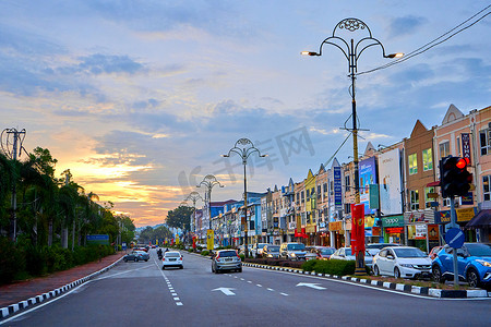日落景观大道，位于马来西亚热带岛屿上的 Kuang 市