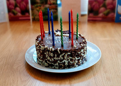 带蜡烛的巧克力生日蛋糕