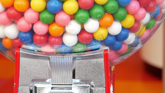美国经典自动售货机中的彩色口香糖。
